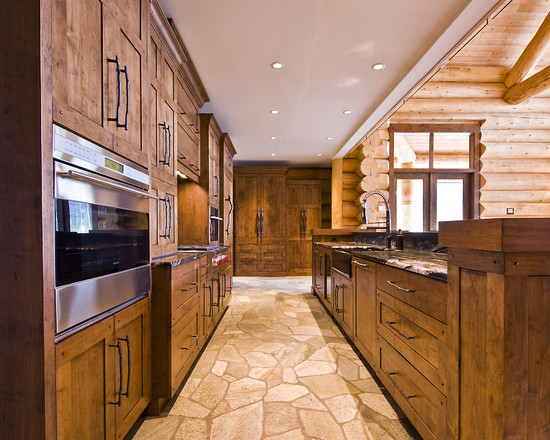 Sur la photo: cuisine en style chalet