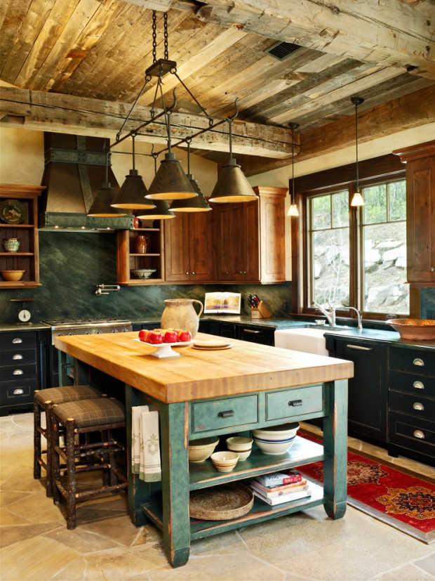 Sur la photo: un bel intérieur avec un détail central sous la forme d'une table de cuisine en bois peint