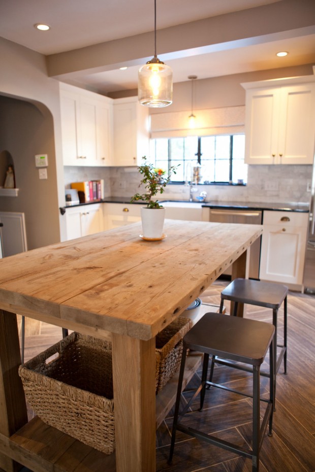 Sur la photo: intérieur d'une cuisine blanche avec une simple table en bois