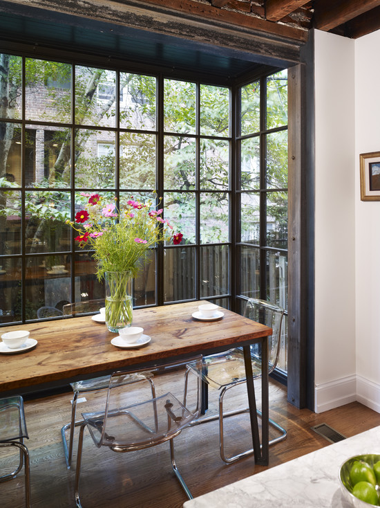 Sur la photo: un arbre à l'intérieur de la cuisine