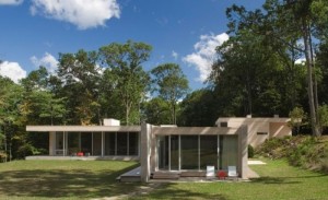 Eco-huis in het bos, ingericht in een glas-houten stijl