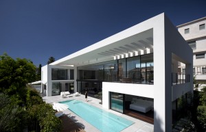 Wit modern huis met veel glas