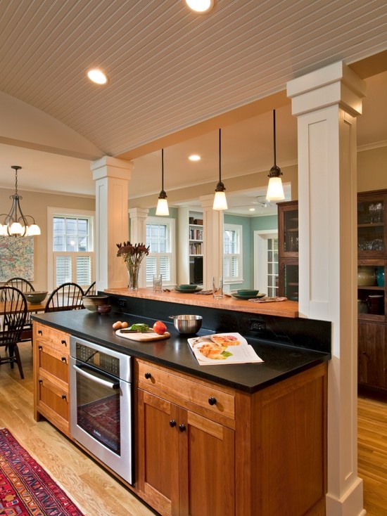 Columns like the design of an island in the kitchen