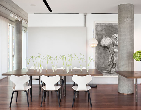 Concrete column in the dining room