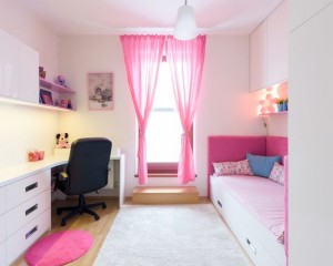 Een lichte kamer voor een meisje met een groot bureau