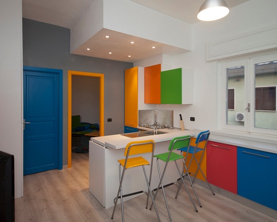 The combination of different colors in the interior of the kitchen