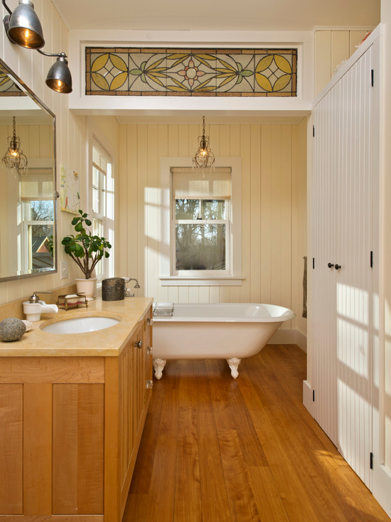 Decorative stained glass in the bathroom