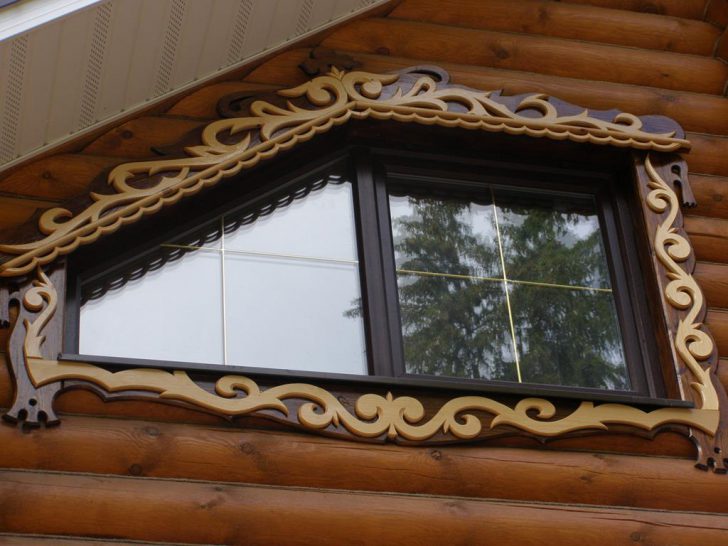 Gehäuse für Windows in einem Holzhaus