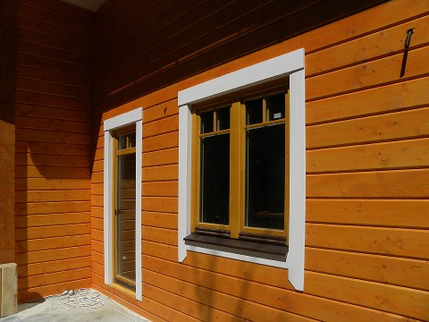 Gehäuse für Windows in einem Holzhaus