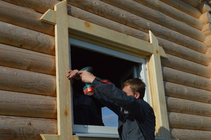 Gehäuse für Windows in einem Holzhaus