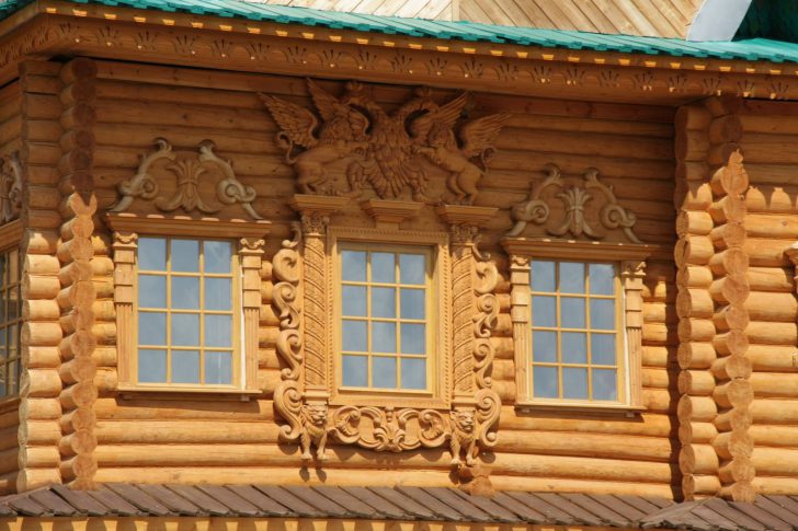 Gehäuse für Windows in einem Holzhaus