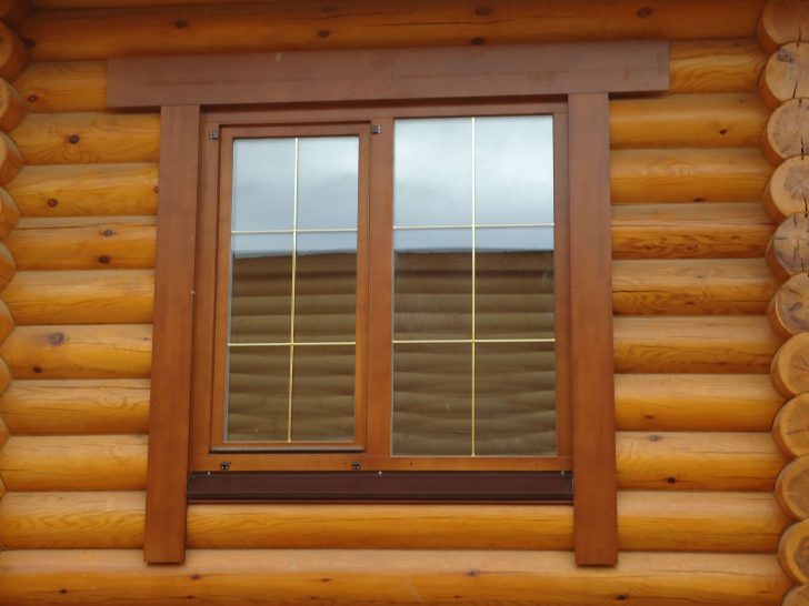 Gehäuse für Windows in einem Holzhaus