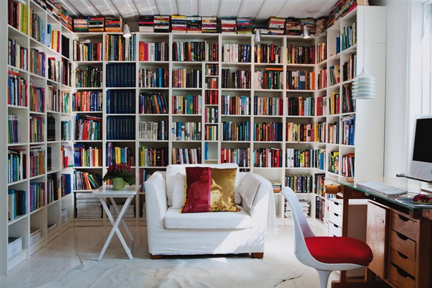 interno della biblioteca di casa