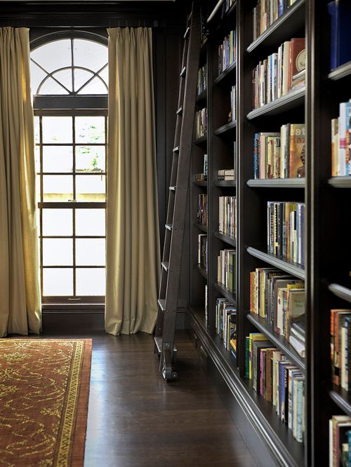 interno della biblioteca di casa