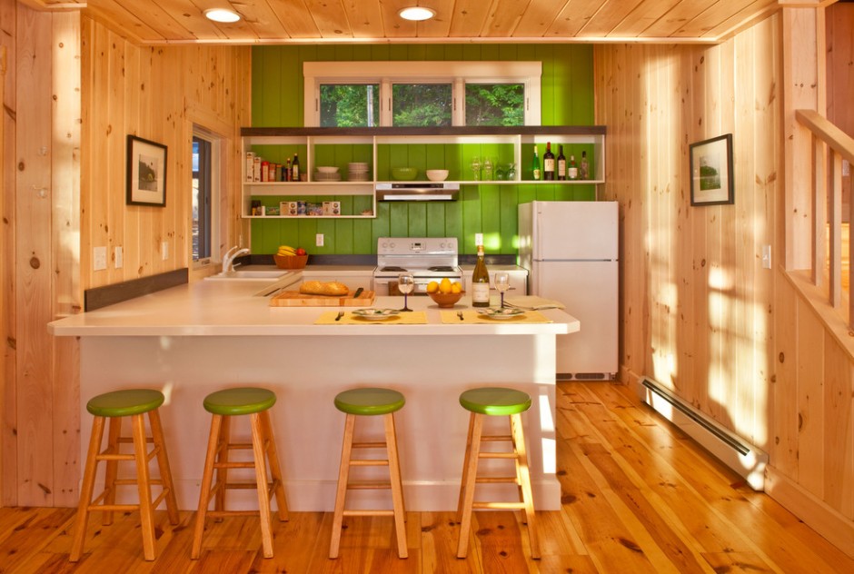 Pared verde en una cocina de madera