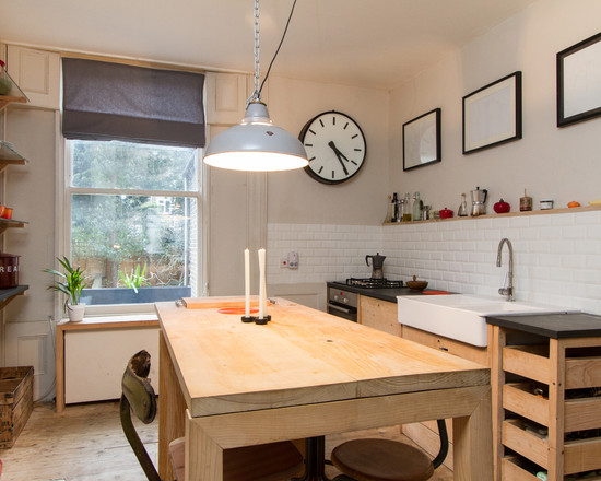 Cortinas romanas en la cocina al estilo del minimalismo