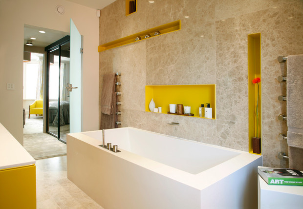 baño amarillo